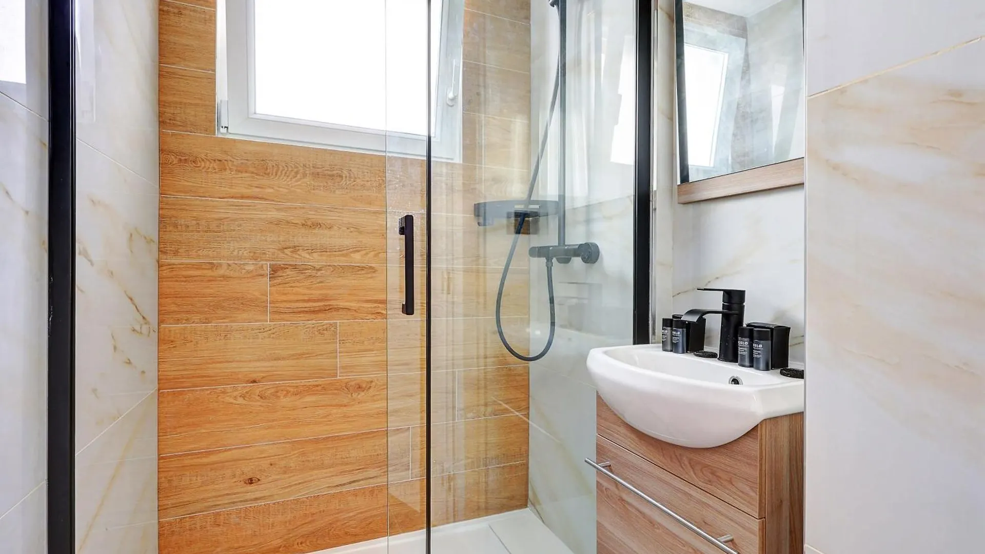 Sur Les Champs Elysees Apartment *