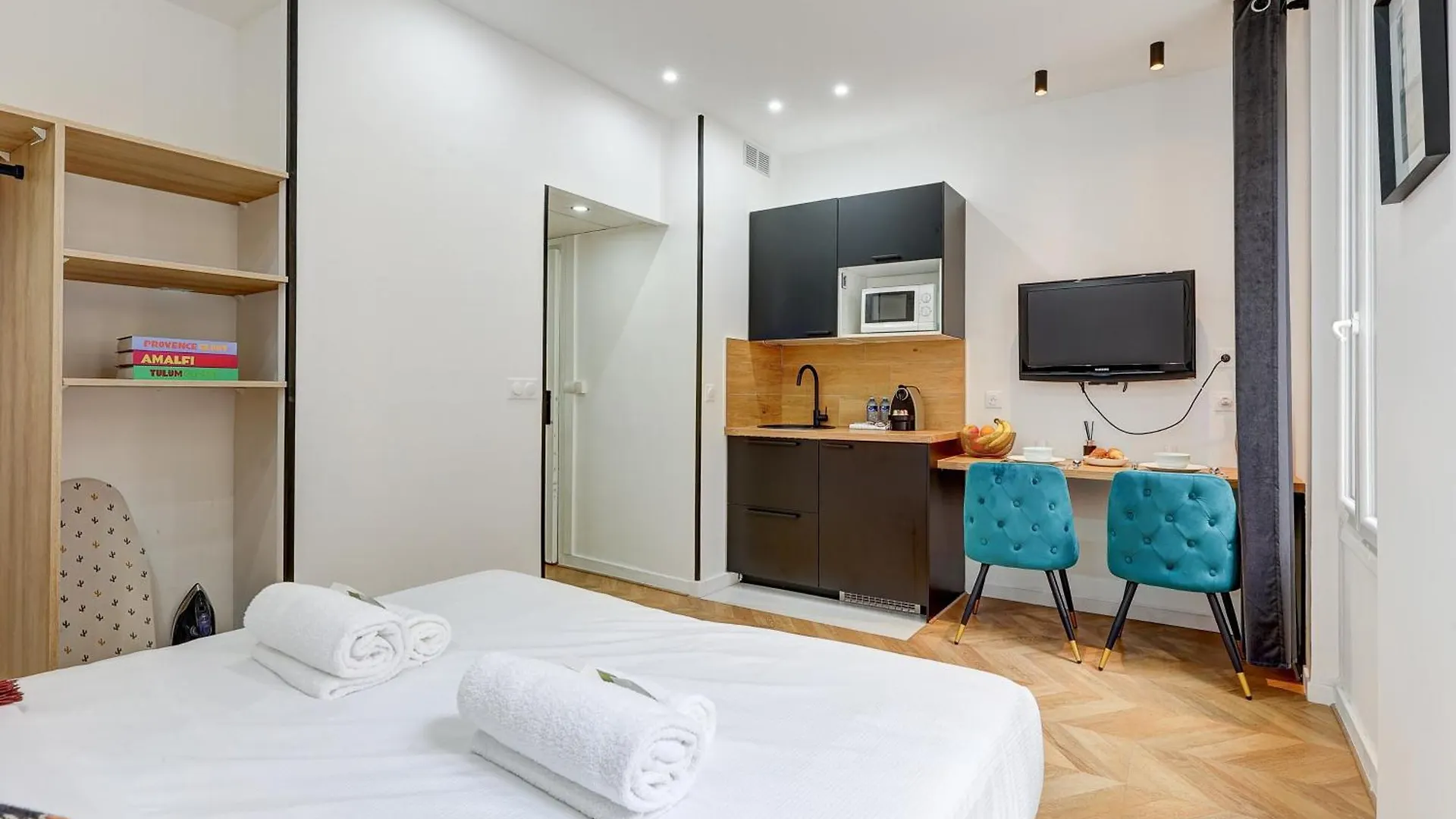 Sur Les Champs Elysees Apartment