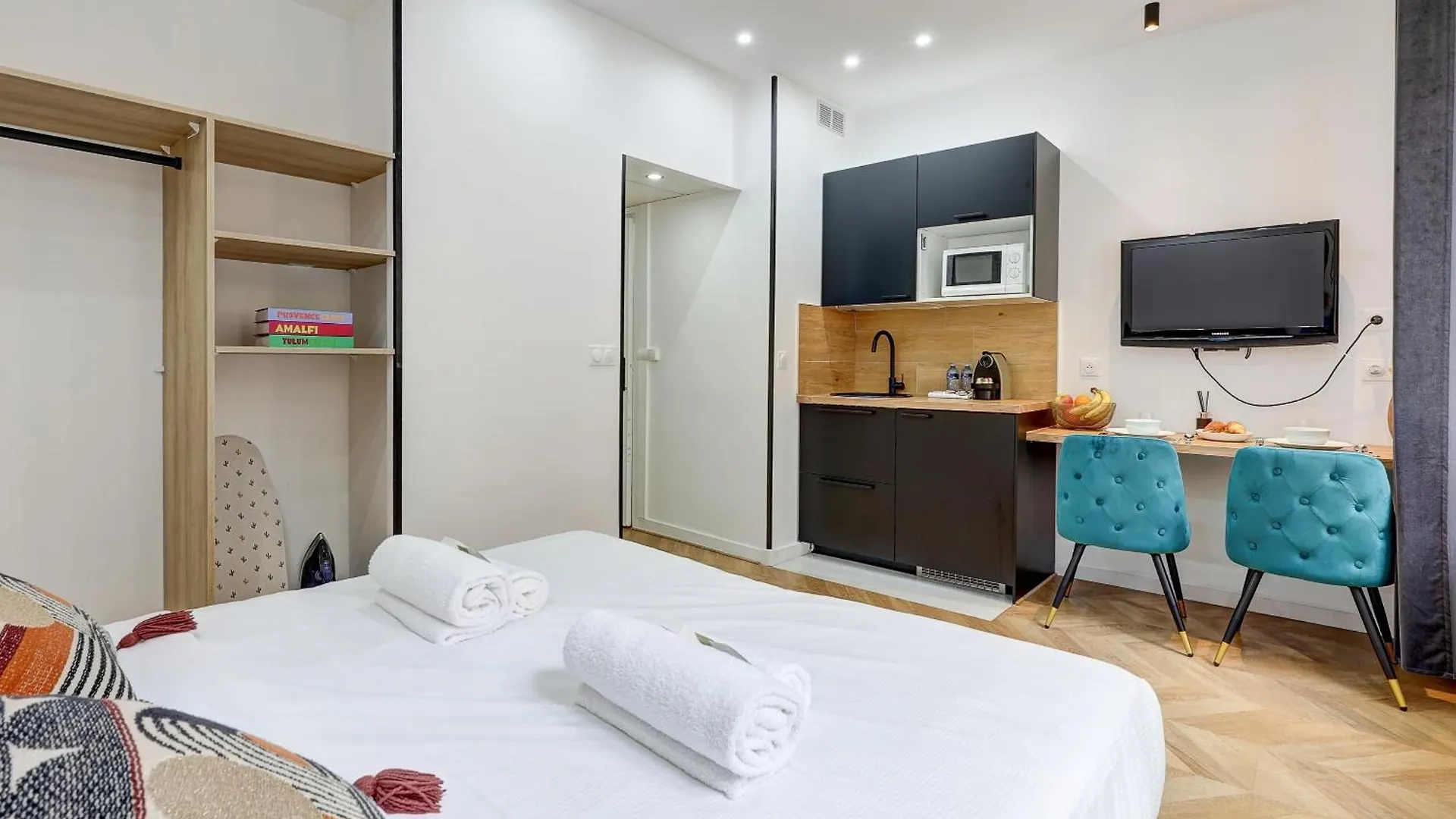 Sur Les Champs Elysees Apartment